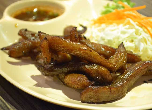 Thịt lợn phơi khô (moo dad diew): Moo dad diew chính là thịt lợn được ướp cùng với xì dầu, rau mùi băm nhỏ và nước mắm, sau đó được phơi khô cho tới khi trông giống thịt bò khô.