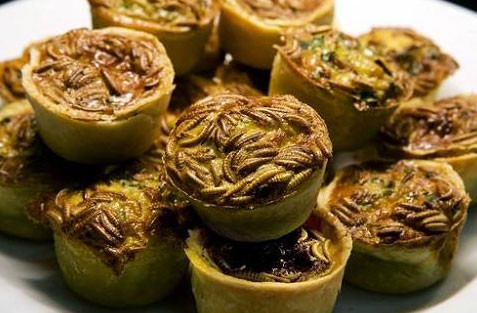 Món bánh lúc nhúc sâu ở bên trong