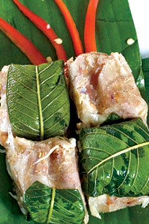 Nem Cái Răng được bán dọc bên dưới cầu Cái Răng.