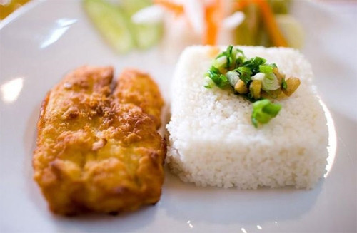 Cơm tấm là loại cơm nấu từ những hạt gạo tấm nhỏ li ti. Ăn kèm với cơm tấm phổ biến nhất là sườn nướng cháy cạnh, chả trứng, bì heo trộn thính hay trứng ốp la.