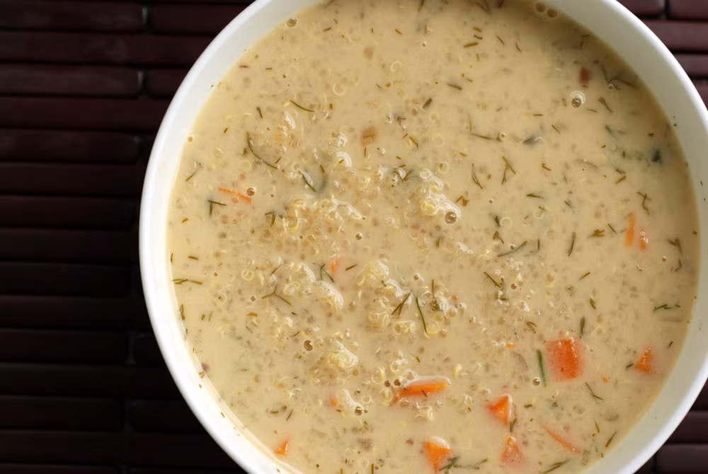 Món súp gà có hương chanh dùng với cơm; món được nấu từ nước luộc gà với gạo, trứng và chanh.