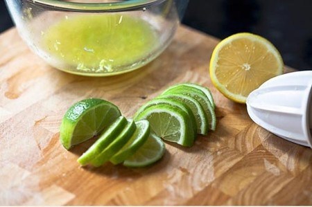 Ngậm một vài lát chanh tươi.