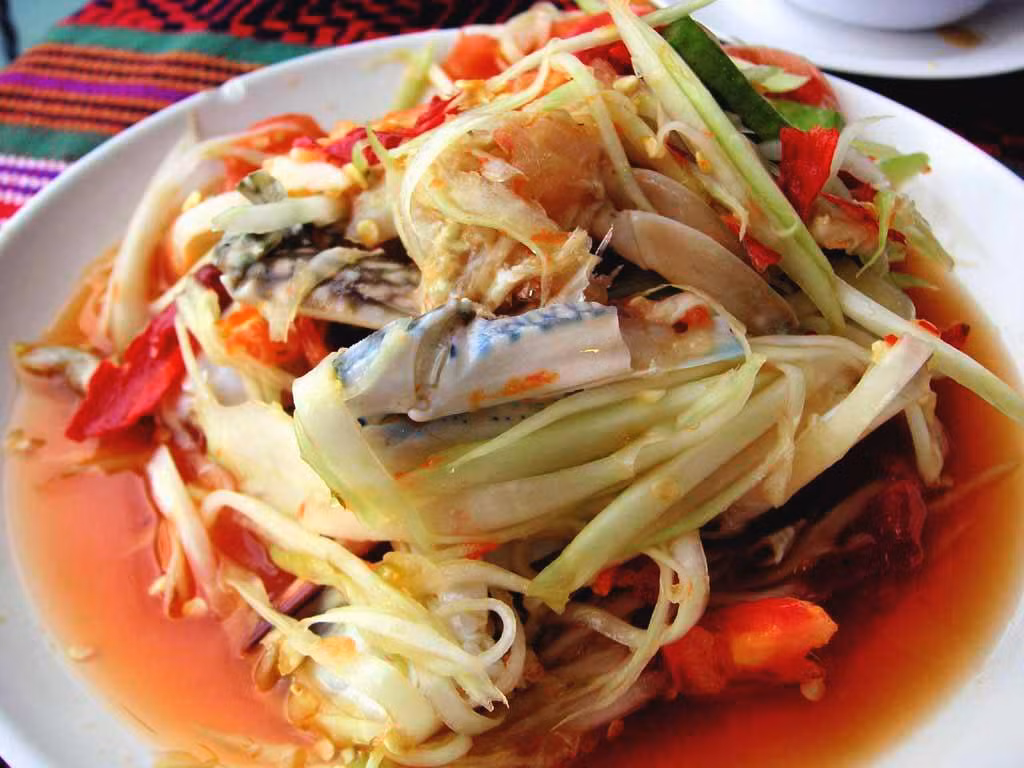 Món này mang đầy đủ các vị cơ bản của ẩm thực Thái Lan: vị chua của chanh, vị ngọt của đường thốt nốt, vị mặn của nước mắm và vị cay của ớt.