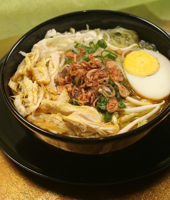 Canh Soto có thành phần khá đặc trưng. Tất cả được nghiền nát, nhuyễn mịn trước khi đem nấu thành phẩm. Món canh Soto không thể thiếu các nguyên liệu đặc trưng như dầu bắp, thịt gà hoặc thịt bò.