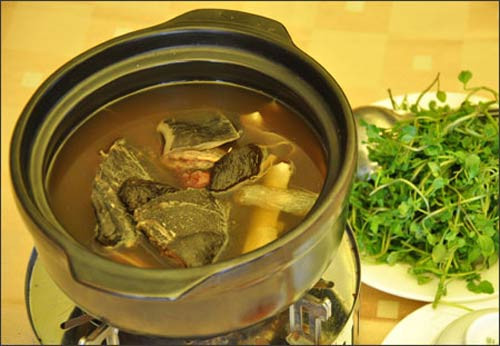 Ăn Lẩu baba, lẩu rắn thì ghé chân cầu Hưng Lợi, có quán Cây Gừa, nước lẩu rất ngon, mà giá đặc sản nhưng rất rẻ.