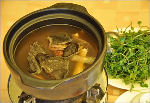 Ăn Lẩu baba, lẩu rắn thì ghé chân cầu Hưng Lợi, có quán Cây Gừa, nước lẩu rất ngon, mà giá đặc sản nhưng rất rẻ.