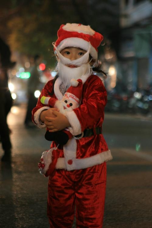 Bé gái đáng yêu và ấm áp trong bộ trang phục ông già noel.