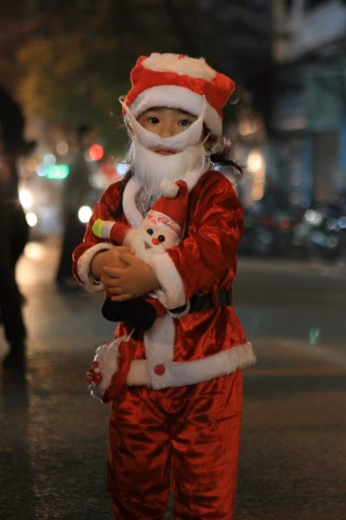 Bé gái đáng yêu và ấm áp trong bộ trang phục ông già noel.