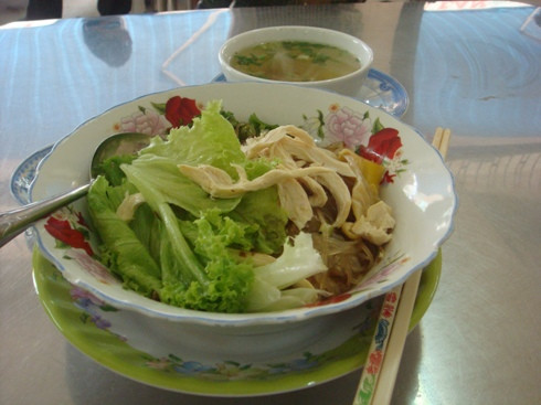 Quán hủ tiếu gà Tân Ngọc Lan rất ngon gần trung tâm, đặc sắc với món hủ tiếu gà với hương vị đậm đà của miền Tây. Đặc biệt, gà ở đây rất dai và thơm. Hai món đặc biệt ngon là hủ tiếu gà khô và hủ tiếu gà nước. Giá 20 nghìn/tô.