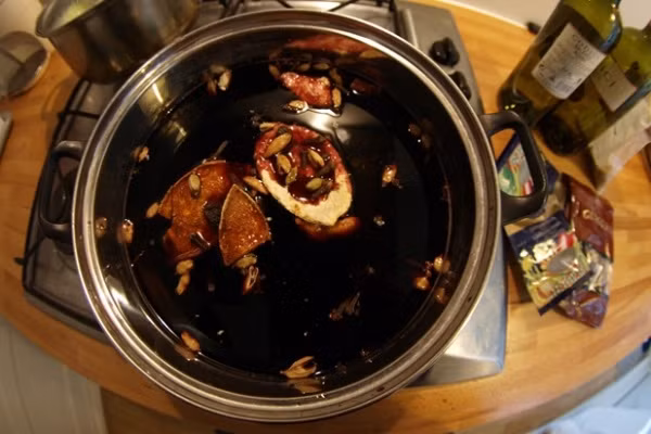 Ở Thụy Điển và Phần Lan, thức uống này sẽ được nhâm nhi trong suốt tháng Mười Hai.