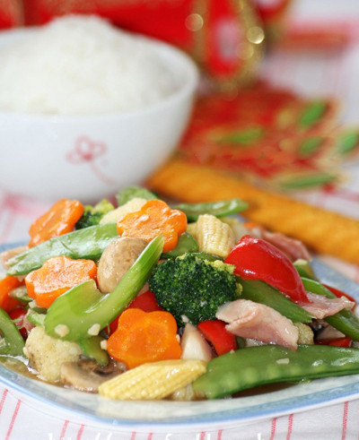 Một đĩa rau quả xào thập cẩm.