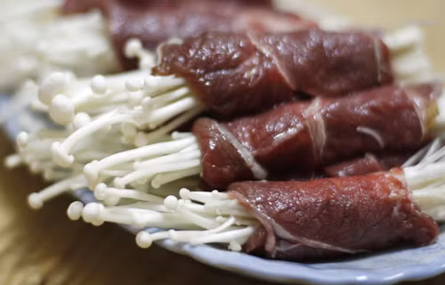 Bò cuốn nấm kim châm.