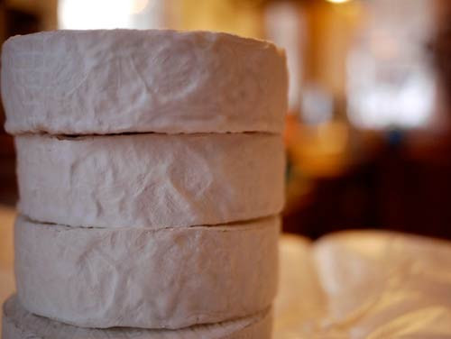 Được làm từ sữa cừu và sữa dê, feta là một món khai vị truyền thống tại nước này.