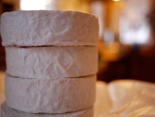 Được làm từ sữa cừu và sữa dê, feta là một món khai vị truyền thống tại nước này.