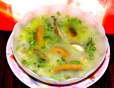 Cháo lươn: Nấu 2 muỗng gạo, 2 muỗng đậu xanh cho gần nhừ rồi bỏ lươn đã làm sạch vào nấu tiếp cho lươn chín kỹ là được. Nêm chút muối tiêu, gừng băm nhỏ và ít hành lá. Khi cháo chín gắp lươn ra gỡ thịt bỏ vào nồi cháo. Ăn nóng.