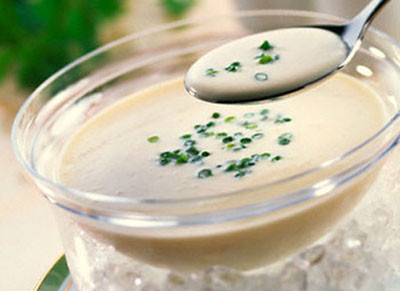 Cháo sắn dây: Nấu l muỗng gạo cho nhừ, sau đó pha 2 muỗng bột sắn dây vào một chén nước đổ chung vào nồi cháo, nêm chút muối, 1 muỗng đường hoặc mật o ng khuấy đều tay khi cháo sệt lại là được. Ăn nóng hay ăn lạnh đều được.