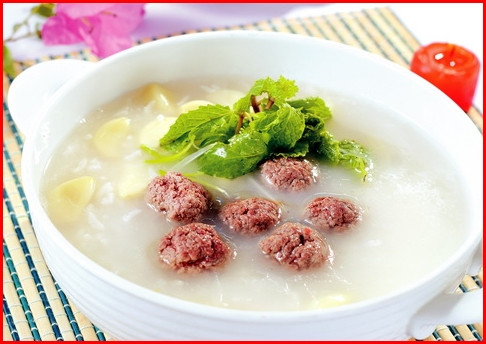 Cháo bò: Nấu 50 g gạo cho nhừ. Khi chín cho thịt bò băm nhỏ với một chút gừng vào rồi nhắc ra. Khi ăn nêm chút muối tiêu, nước mắm hay nước tương. Ăn nóng.