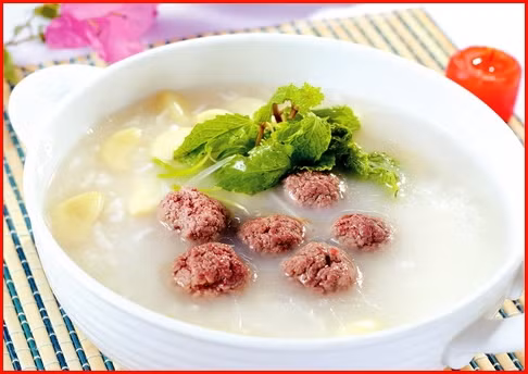 Cháo bò: Nấu 50 g gạo cho nhừ. Khi chín cho thịt bò băm nhỏ với một chút gừng vào rồi nhắc ra. Khi ăn nêm chút muối tiêu, nước mắm hay nước tương. Ăn nóng.