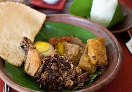 Món sasi gudeg là đặc sản của vùng Yogja Indonesia. Sasi gudeg trông gần giống như món mít kho ở Việt Nam nhưng được chế biến cầu kỳ hơn.