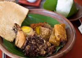 Món sasi gudeg là đặc sản của vùng Yogja Indonesia. Sasi gudeg trông gần giống như món mít kho ở Việt Nam nhưng được chế biến cầu kỳ hơn.