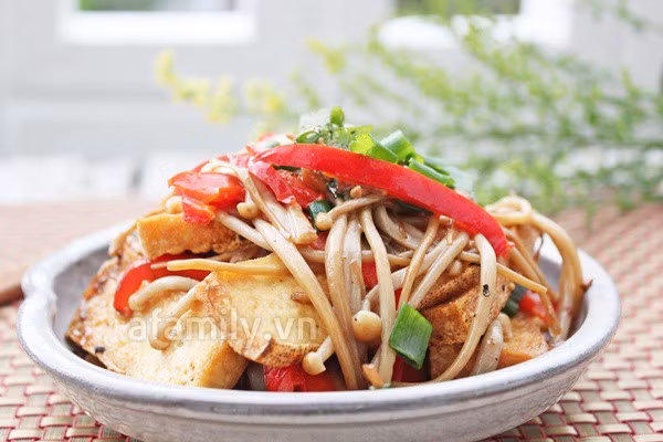 Đậu phụ sốt nấm kim châm.