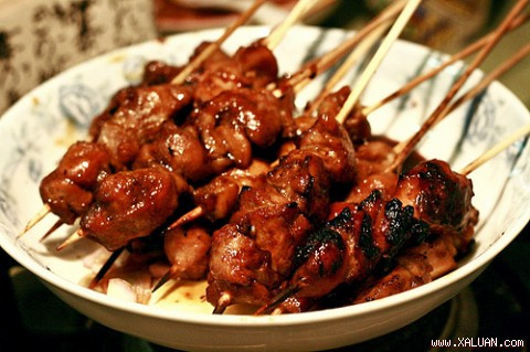 Satay: Món ăn du khách có thể bắt gặp bất cứ đâu ở đất nước Indonesia. Thịt dùng trong món này thường là thịt bò hoặc thịt gà.