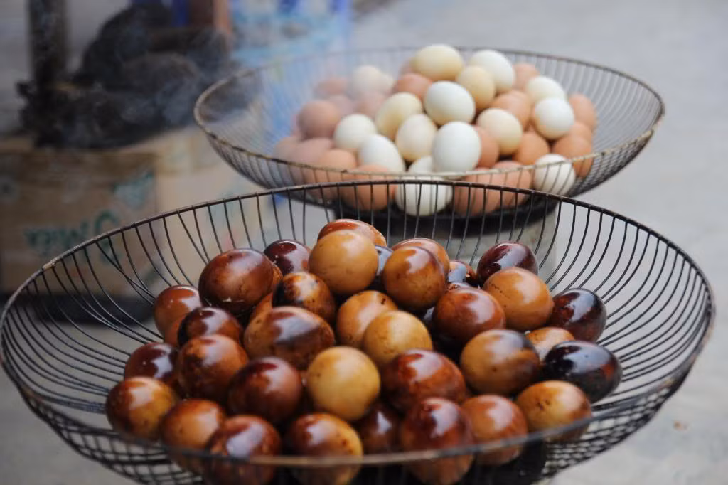 Trứng nướng trên than hoa.