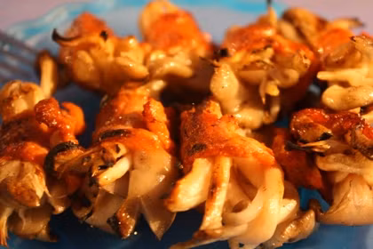 Rồi nấm bọc thịt bò nướng.