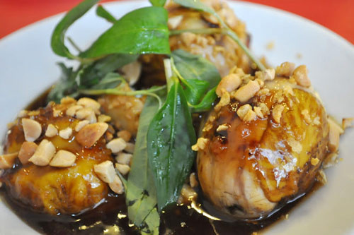 Trứng vịt lộn hay cút lộn ngọt, mềm, quyện trong nước sốt me chua cay, ngòn ngọt, mằn mặn, càng trở nên đậm đà, ngon miệng.