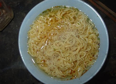 Từ mì tôm có đỉa xôn xao dư luận.