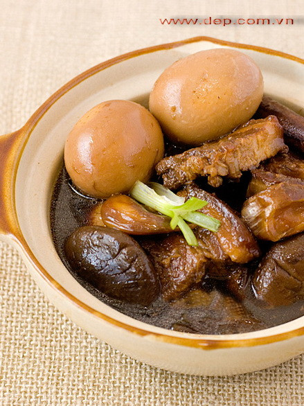 Gà kho trứng nấm hương.