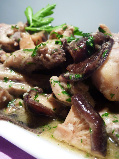 Gà nấu nấm rượu vang trắng.