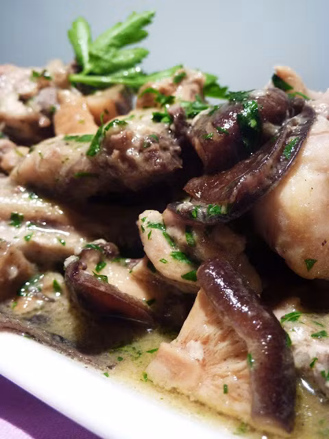 Gà nấu nấm rượu vang trắng.