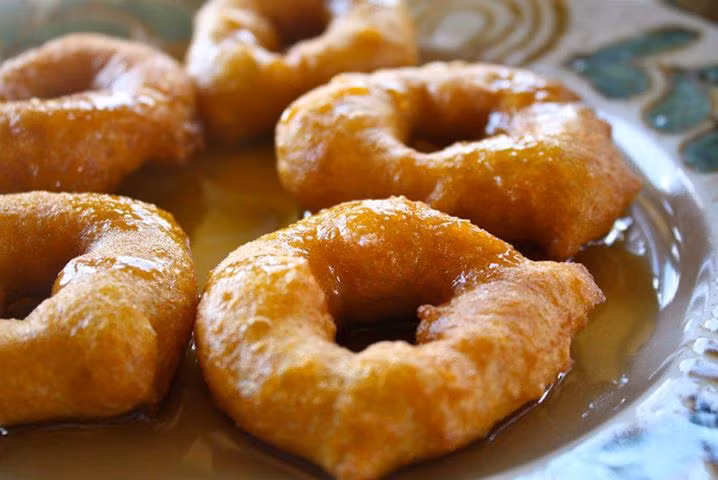 Picarones là món tráng miệng được chế biến từ khoai lang và bí.