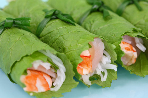  Rau cải cuốn bún tôm chấm mắm nêm.