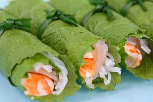  Rau cải cuốn bún tôm chấm mắm nêm.