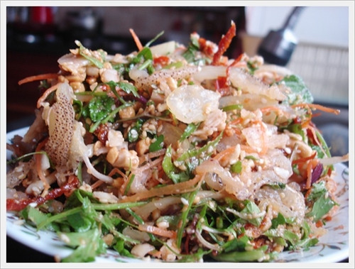 Nộm sứa làm ngày tết cũng rất nhanh gọn, món ăn giòn giòn, chua cay mặn ngọt đủ cả những không hề ngán ngấy.