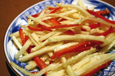 Các loại rau củ muối cũng là thực phẩm chống ngán hiệu quả. Trên đây là món su hào mua dầm chua ngọt.