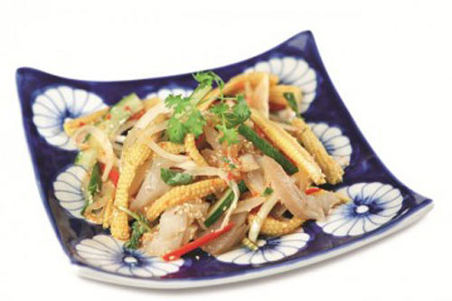 Món nộm gà ngó sen chua chua ngọt ngọt cũng giúp chống ngán rất hiệu quả.