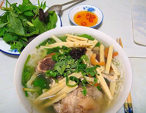 Ở đường Phan Đình Phùng buổi sáng có thể thưởng thức món bún măng nổi tiếng.