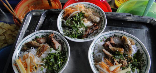 Bún nem nướng Thanh Vân ở 17 Hòa Bình, Quận Ninh Kiều, Cần Thơ.