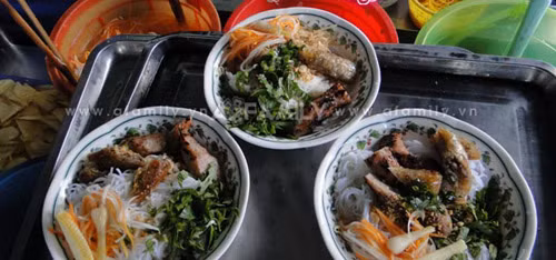 Bún nem nướng Thanh Vân ở 17 Hòa Bình, Quận Ninh Kiều, Cần Thơ.