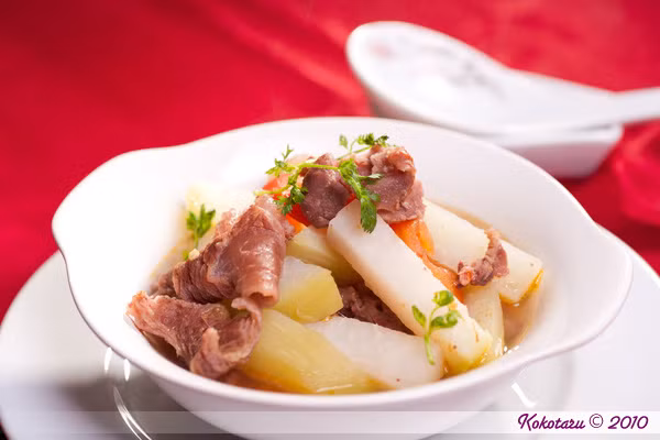 Canh su hào hầm gân, bắp bò. Ảnh: Kokotaru