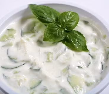 Được chế biển từ dầu olive, dấm táo, tỏi,... và sữa chua không đường thường ăn kèm bánh mì nướng ròn dùng làm món khai vị