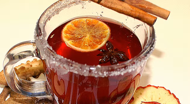 Món "rượu vang đỏ" này thật ra được chế biến dựa trên thức uống truyền thống với sự kết hợp của quế, thảo quả, gừng, và cam đắng, nhưng các thành phần chính xác có thể khác nhau tùy thuộc vào quốc gia và sở thích cá nhân.