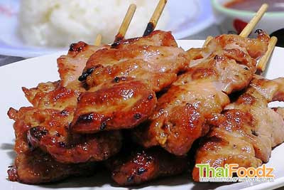 Từng xiên thịt nướng tỏa ra mùi vị béo ngậy của thịt hòa quyện cùng vị khói của than.