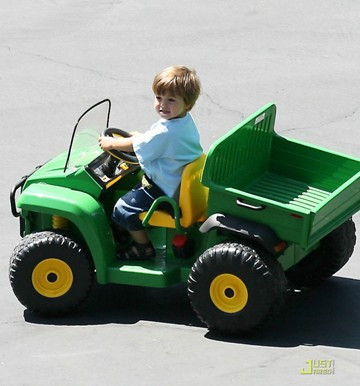 Các bé ở tuổi 3, 4 tuổi đều khá hiếu động. Vì thế, bé thích những món đồ có bánh xe nhỏ mà bé có thể ngồi lên đó và di chuyển xung quanh.