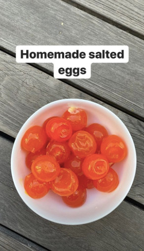  Trong những ngày cách ly xã hội, Hà Tăng thường xuyên chia sẻ những món ăn do cô tự nấu. Bà xã thiếu gia Louis Nguyễn vốn yêu thích thiên nhiên, cô tận dụng nguyên liệu là những loại trái cây tự trồng để chế biến.