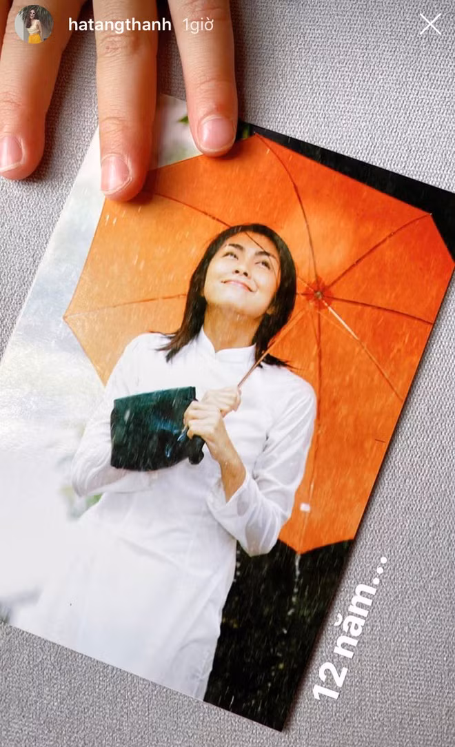 "Trúc trong tà áo dài trắng dưới mưa" là hình ảnh quen thuộc với những ai từng theo dõi Bỗng dưng muốn khóc. Nhớ lại kỷ niệm những ngày làm phim, đạo diễn Vũ Ngọc Đãng cho hay Hà Tăng làm việc chuyên nghiệp, luôn đúng giờ. Tuy nhiên, cô có tật không phân biệt được phương hướng, ví dụ như kịch bản viết nhân vật đi xe đạp rẽ phải, Hà sẽ rẽ trái.