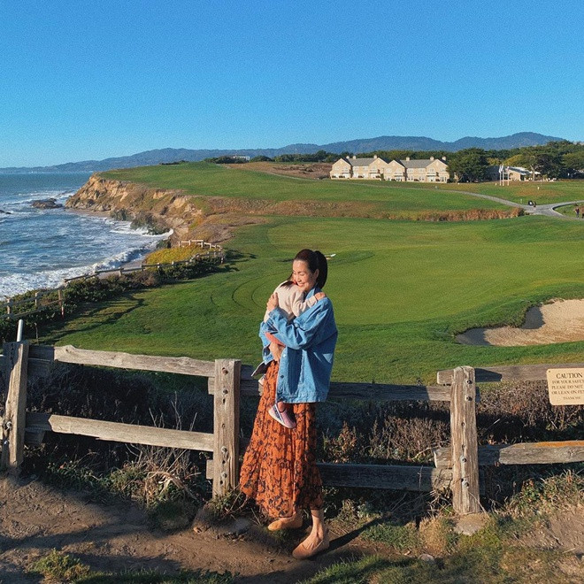 Hà Tăng là một trong những sao Việt có cuộc sống giàu sang nổi tiếng kể từ khi lập gia đình. Cô thường xuyên đi du lịch, check-in ở những nơi đắt đỏ trên thế giới. Vợ Louis Nguyễn hạn chế khoe ảnh rõ mặt con, cô thường chụp sau lưng hoặc khéo léo dùng sticker che mặt bé.